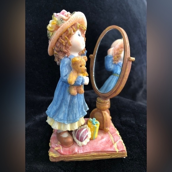 K's Collection Girl In The Mirror Figurine - Picture 1 of 7